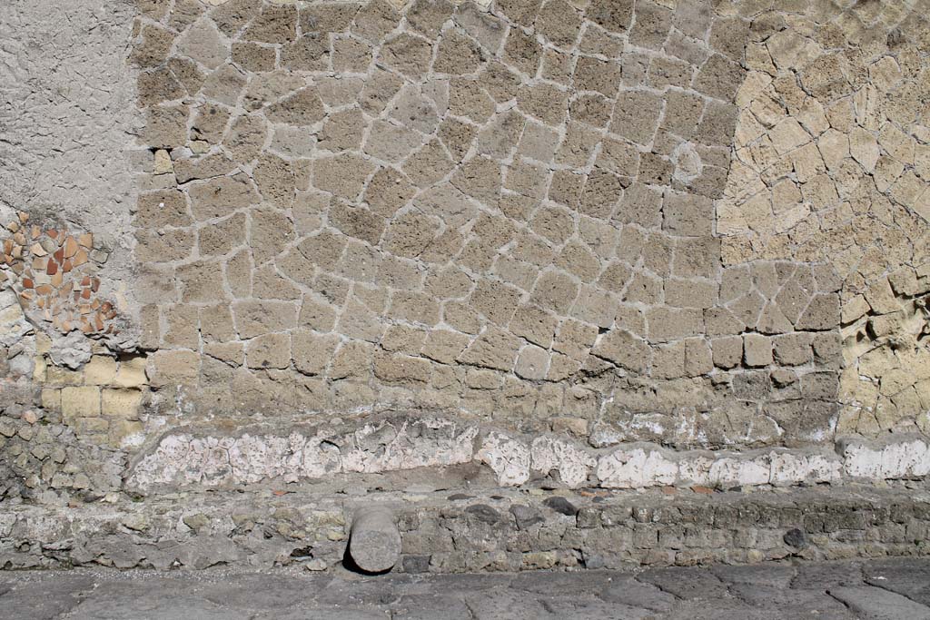 V.1 Herculaneum. March 2014. Detail of lower south wall (continuation from above photo) on north side of Decumanus Inferiore.
Foto Annette Haug, ERC Grant 681269 DÉCOR.